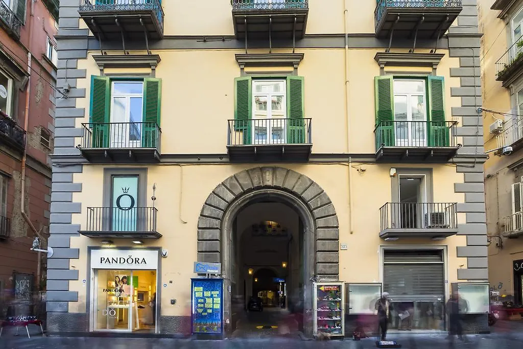 *** بيت ضيافة Don Pedro Rooms Vicere Di Toledo In The City Center نابولي إيطاليا